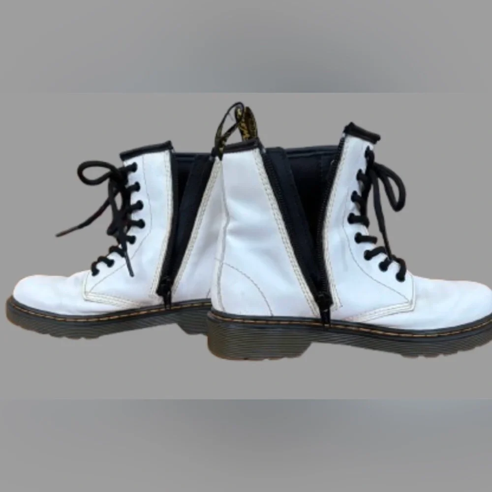 KIDS 100% white leather Dr. martens lace up ankle boots Children’s SZ 2